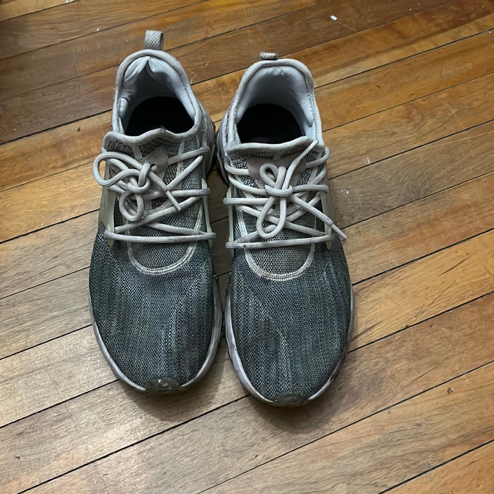Sz 12 gray Nike prestos